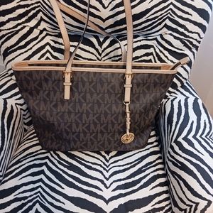 Michael kors shoulder bag EUC. Please all pics.